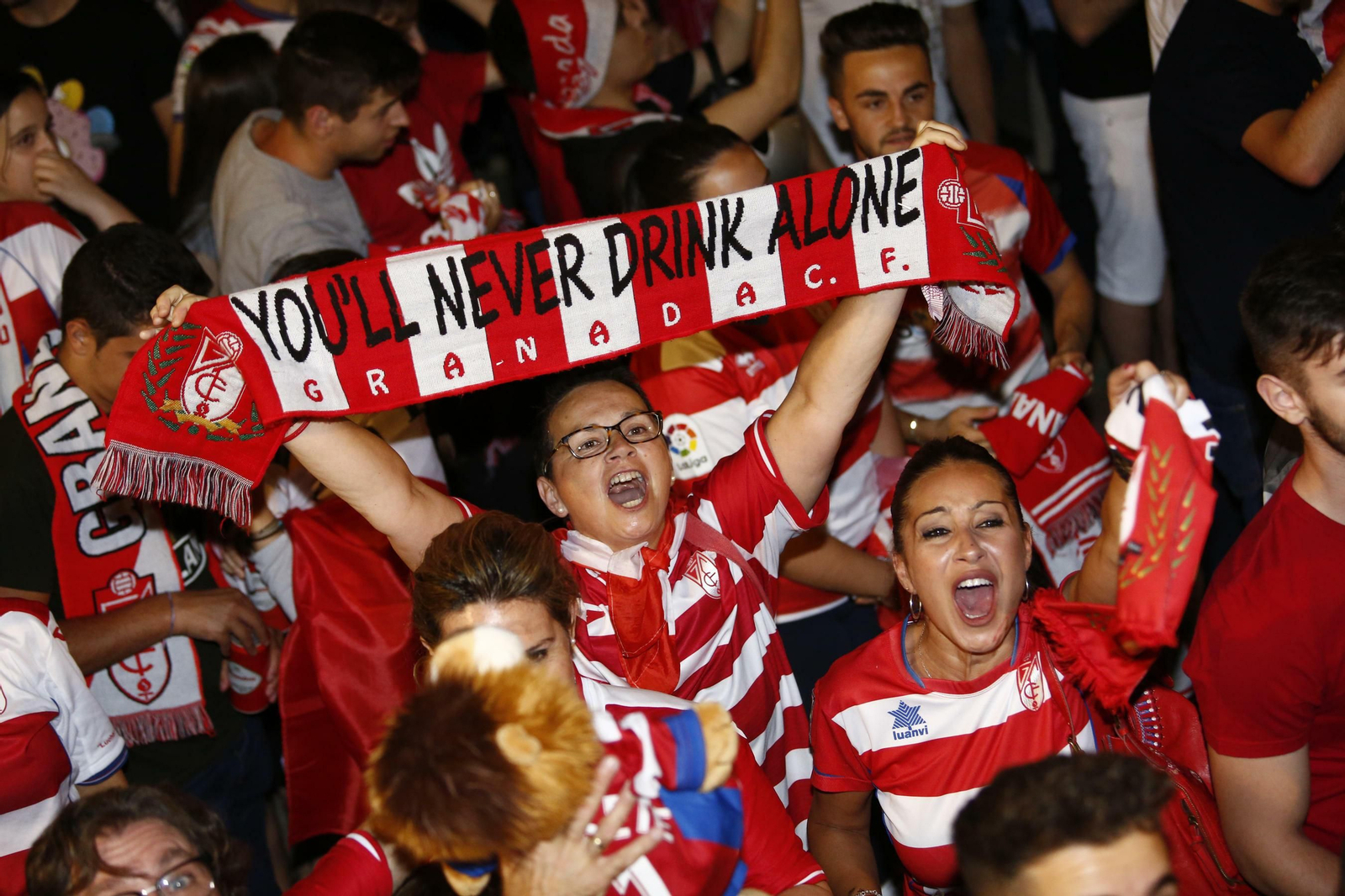 Las mejores imágenes de cómo Granada celebró el ascenso en la Fuente de las Batallas