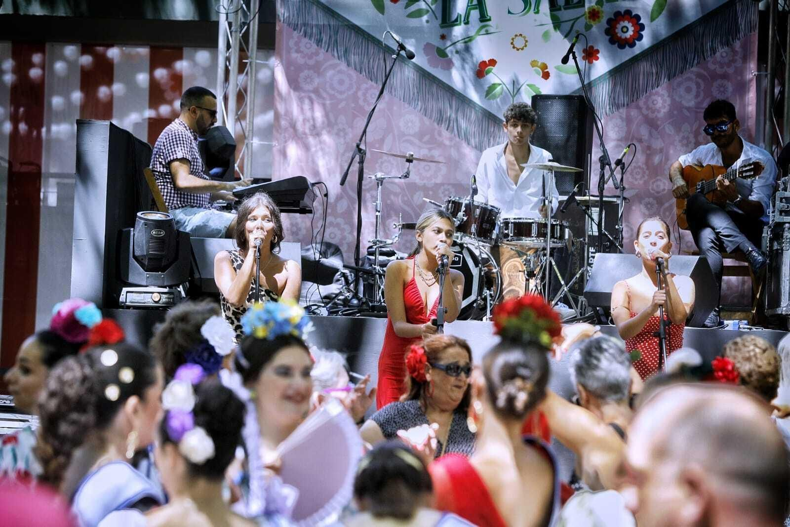 Búscate en las imágenes del Día de la Mujer de la Feria del Carmen de San Fernando