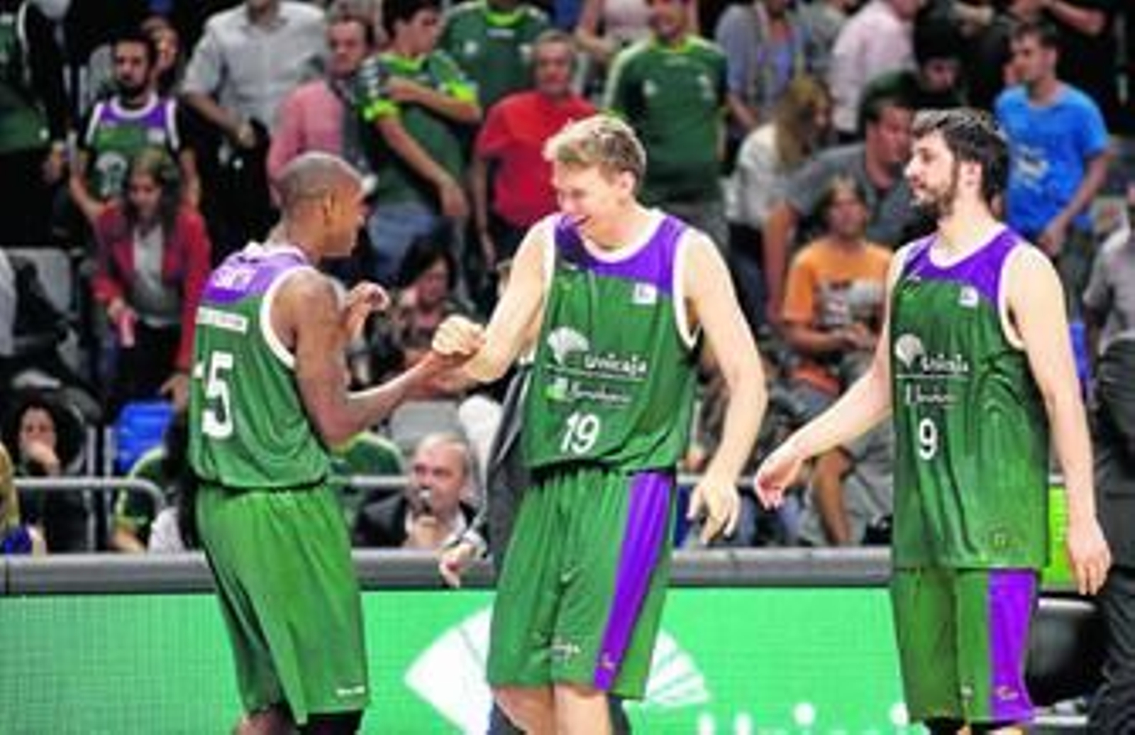 Smith choca la mano con Kuzminskas en presencia de Markovic.