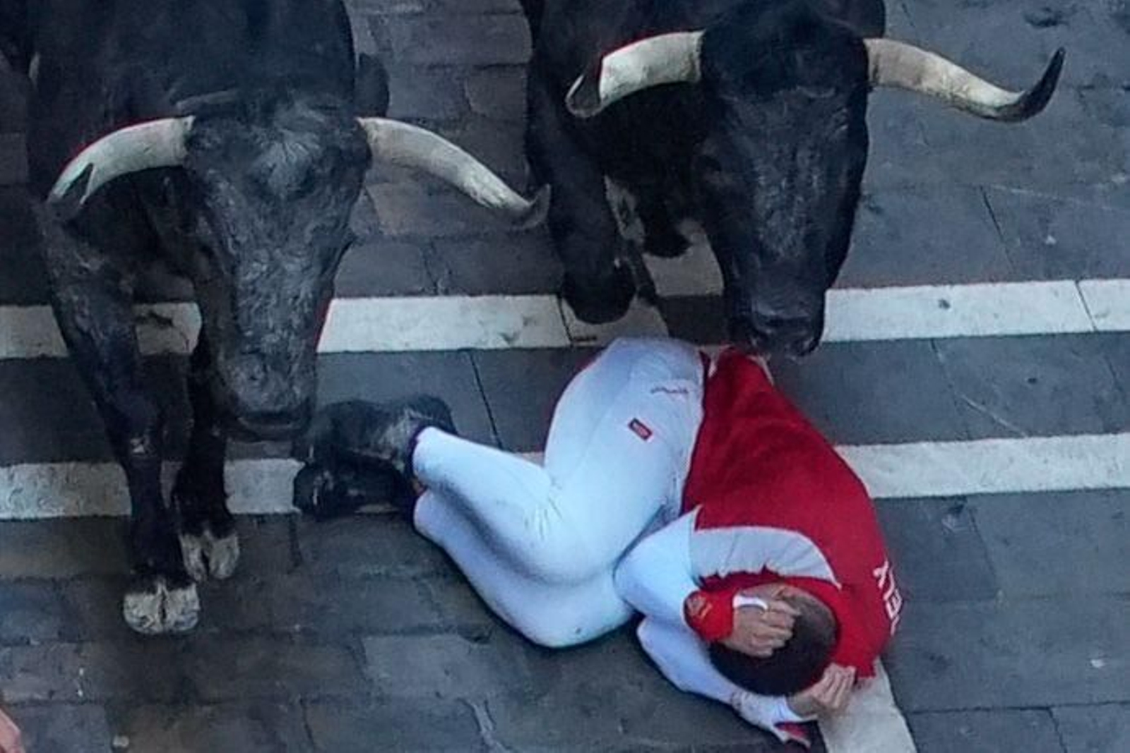 Un corredor trata de zafarse de la embestida de los toros de Cebada Gago.