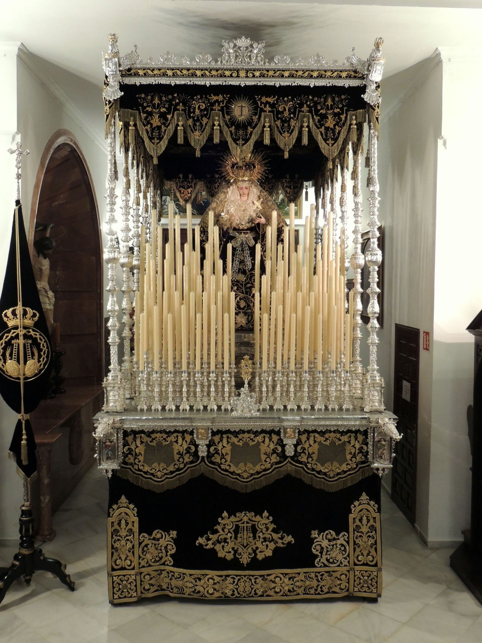 La Virgen de la Soledad, del Santo Entierro de Pilas, en su paso de palio