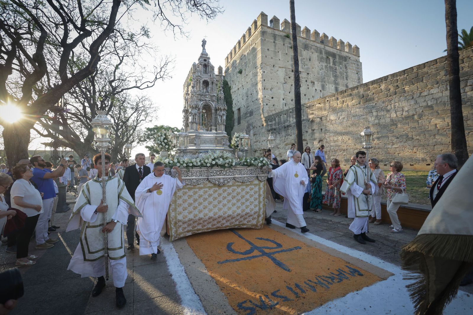 La procesión del Corpus pasa junto al Alcázar.