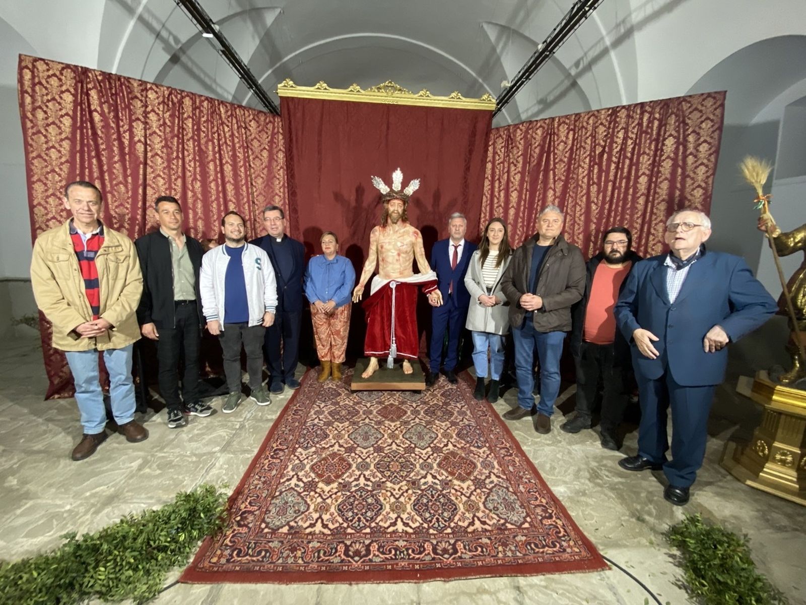 Bernardo Martínez junto al Jesús despojado, su última obra.
