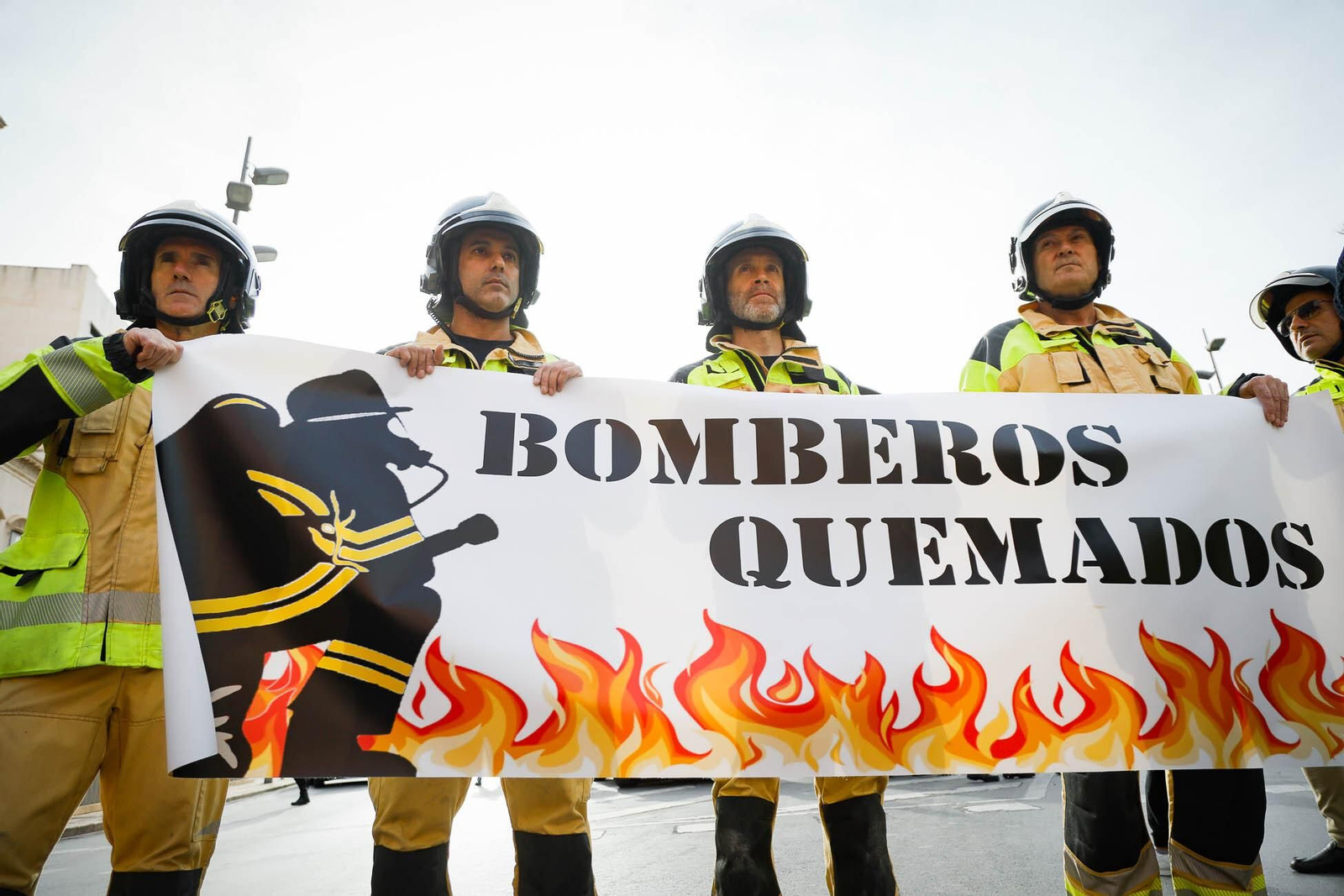 Imágenes de la manifestación de bomberos en Almería