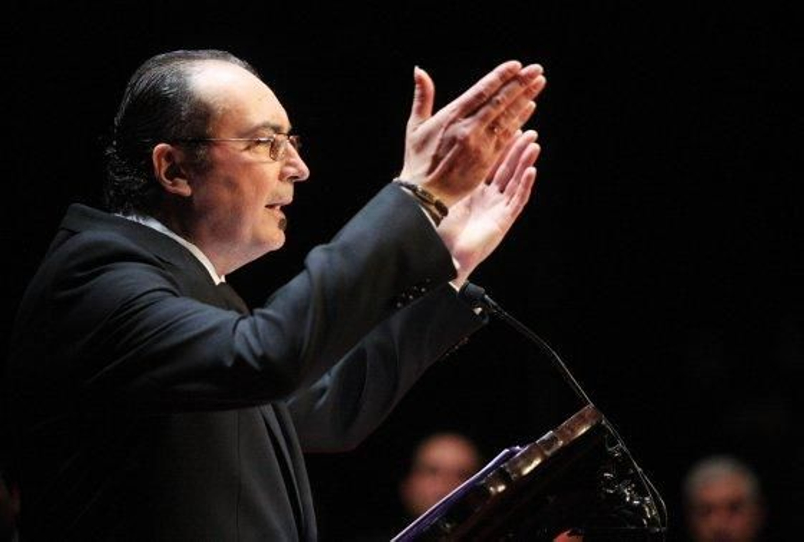 José Juan Gallardo ofreció un magnífico Pregón de Semana Santa en el Villamarta. Ampliamente aplaudido, el pregonero hizo de su condición flamenca uno de los ejes de la obra que declamó durante dos horas.

Foto: Vanesa Lobo