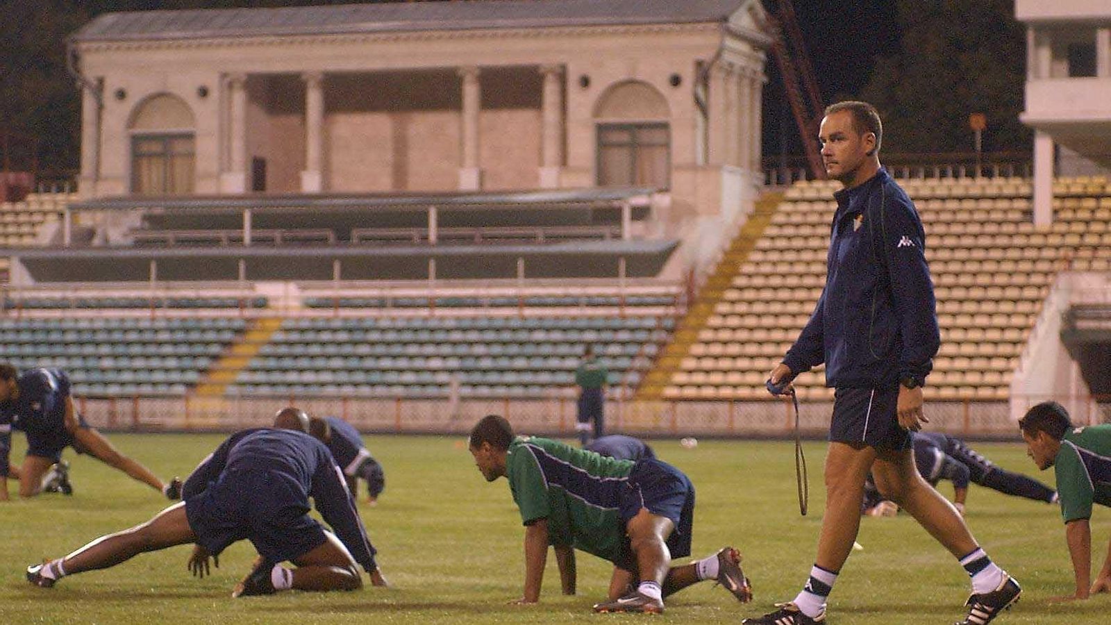 El técnico Víctor Fernández dirige el entrenamiento previo al encuentro en el antiguo Estadio de la República.