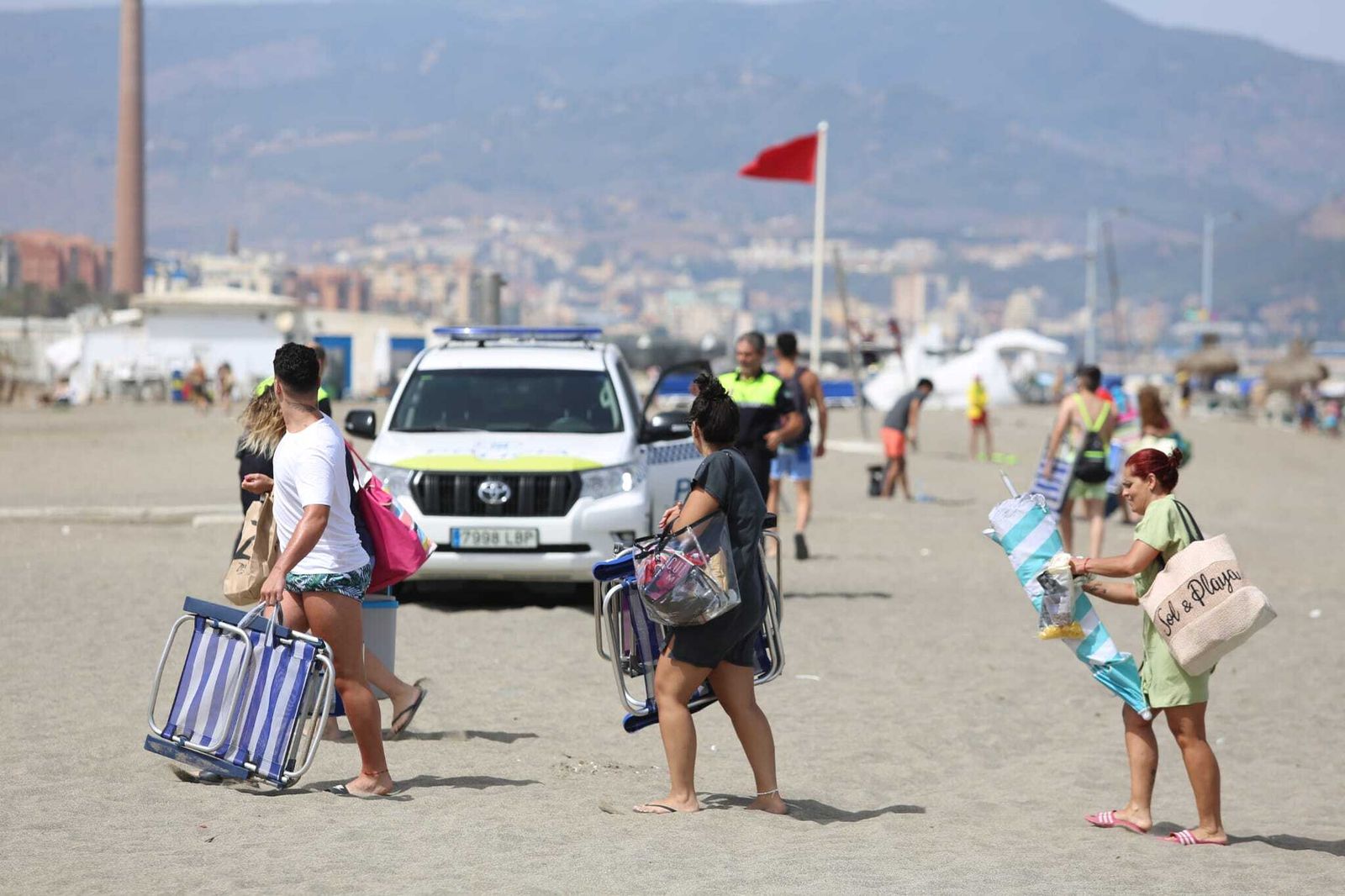 Las fotos de la Policía desalojando a los bañistas de la playa de Sacaba