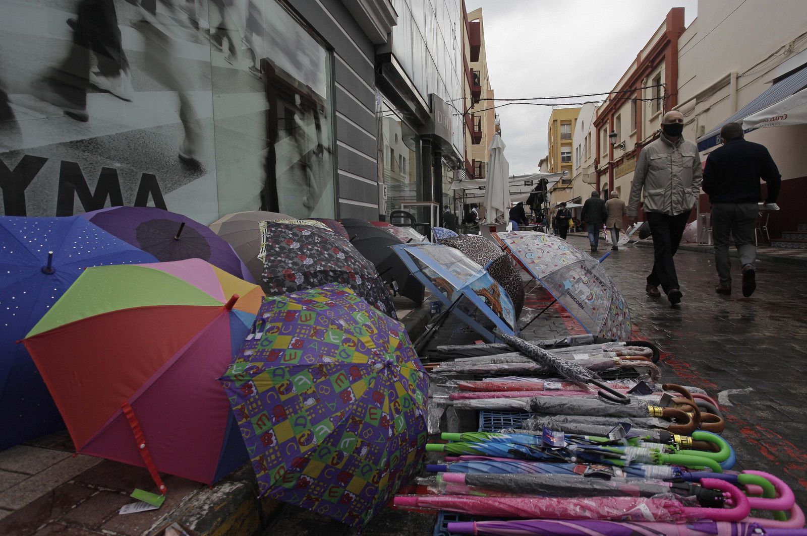 Un puesto de venta de paraguas en La Línea.