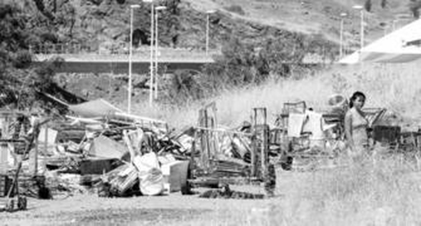 Restos de chatarra y basura dejados por los rumanos en el campamento levantado en las inmediaciones del polígono de Chinales.