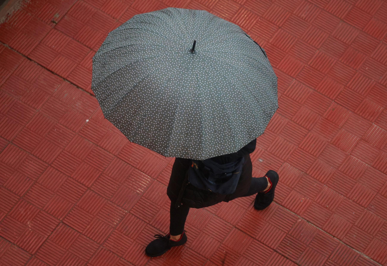 Mujer caminando bajo la lluvia en Málaga.