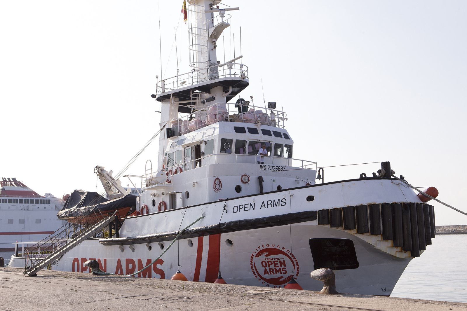 El barco de la organización Pro Activa Open Arms en el Puerto de Motril.