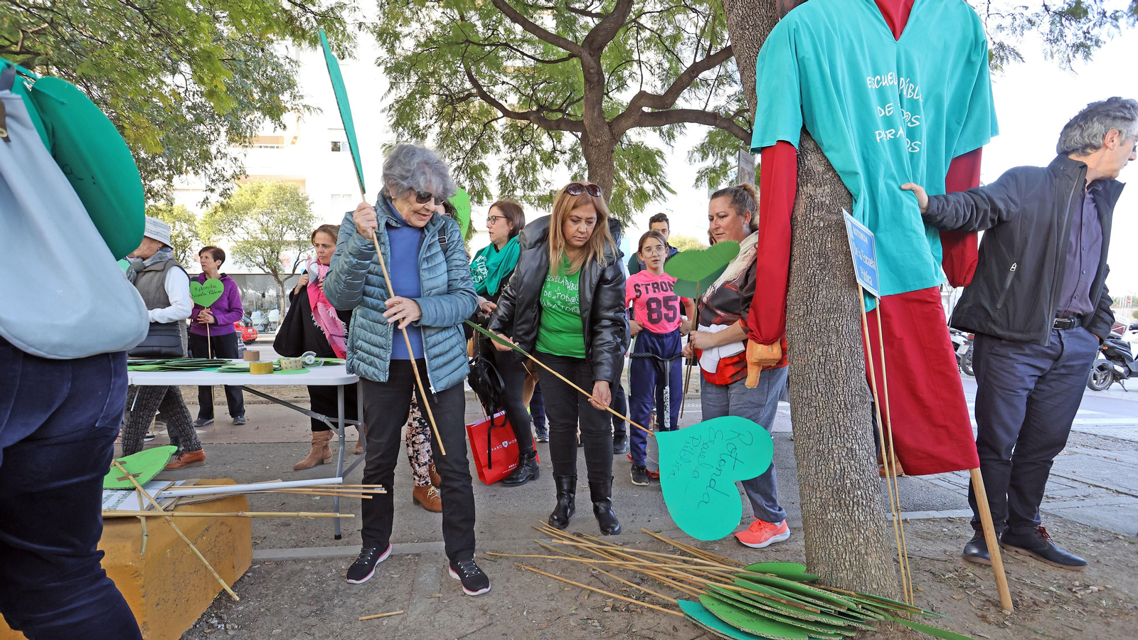 Concentración de Marea Verde Jerez para nombrar a la rotonda de la Escuela Pública en La Granja Concentración de Marea Verde Jerez para nombrar a la rotonda de la Escuela Pública en La Granja