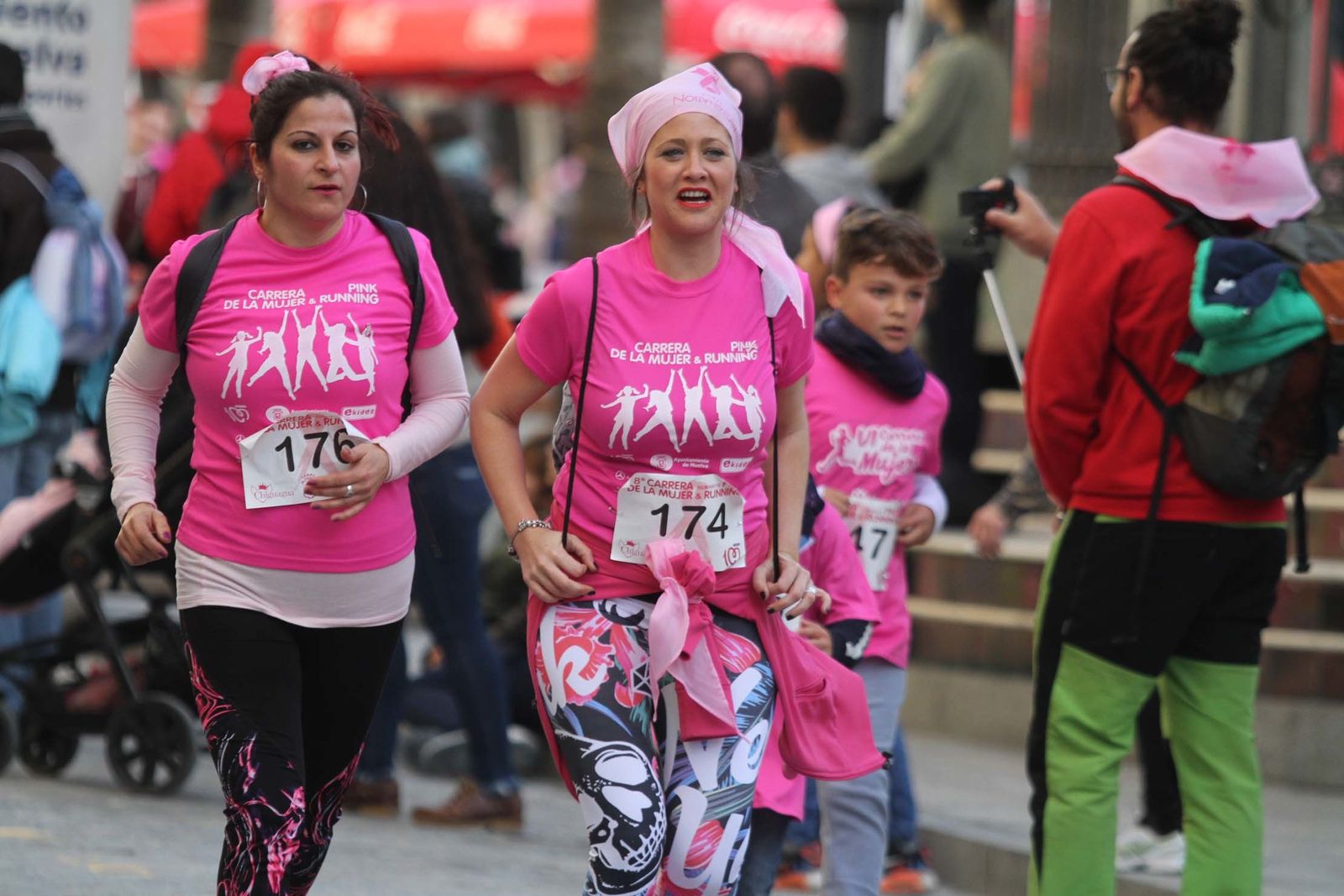 Imágenes de la Carrera contra el cáncer de mama de Huelva.