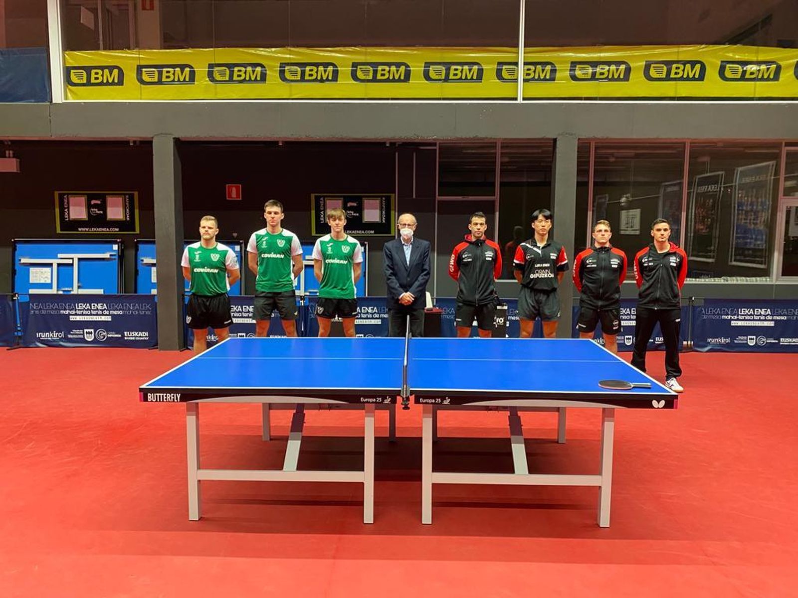 Plantilla del Covirán Huétor Vega y del Irun antes del choque