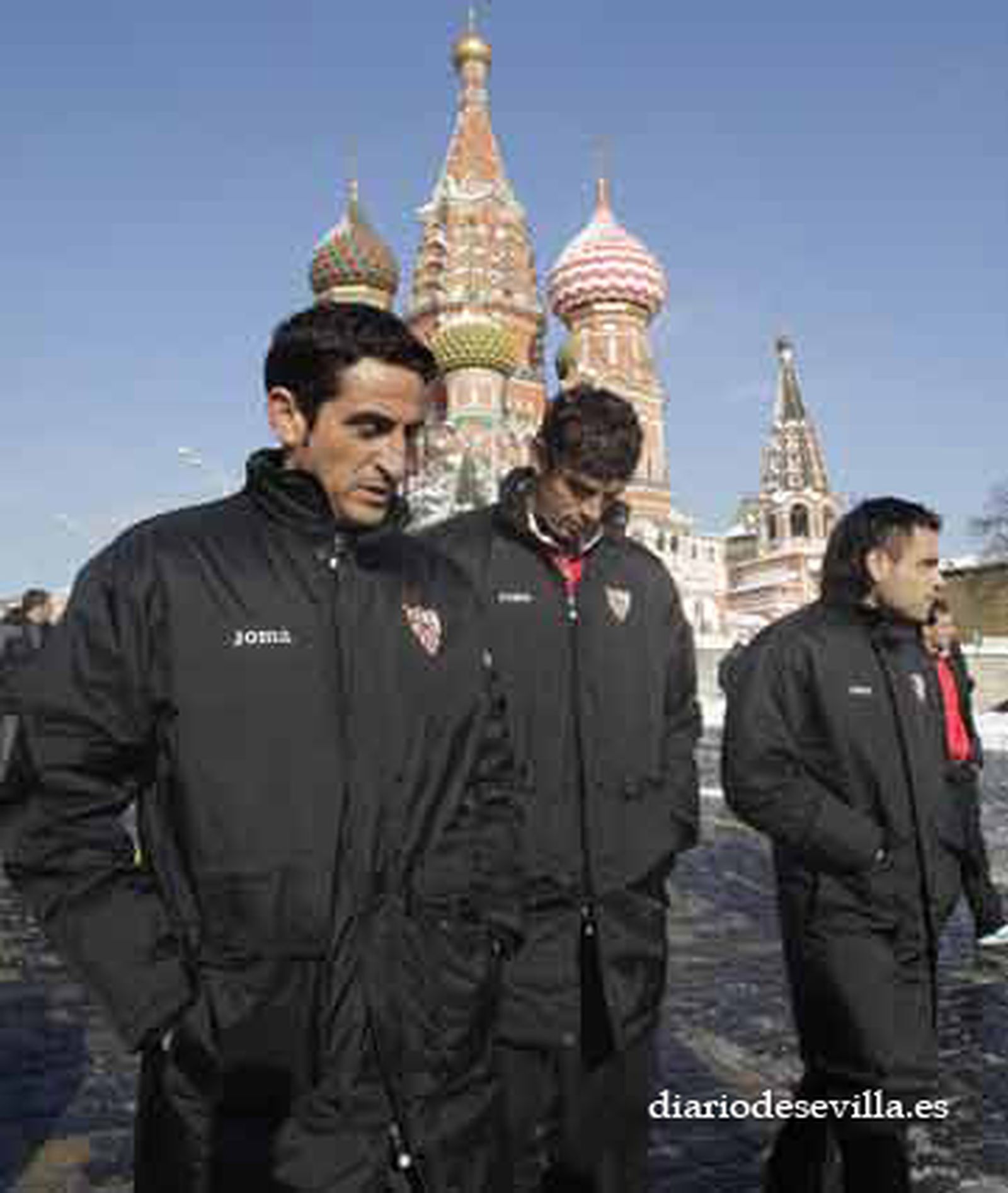 Manolo Jiménez, Fazio y Duscher, durante el paseo por la capital rusa. 

Foto: Antonio Pizarro
