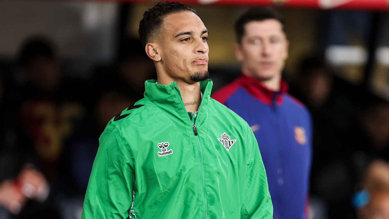 Antony saliendo al campo del Barcelona para el choque de la jornada 30
