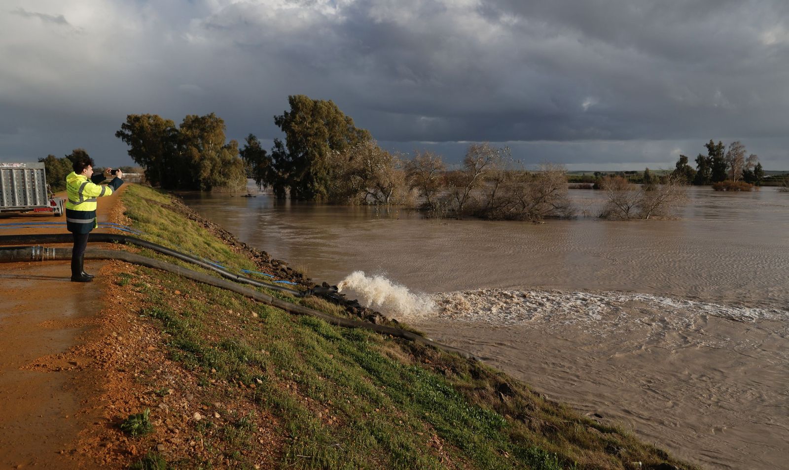 Las fotos de la crecida del río Guadalquivir en Lora del Río por la borrasca Leonardo