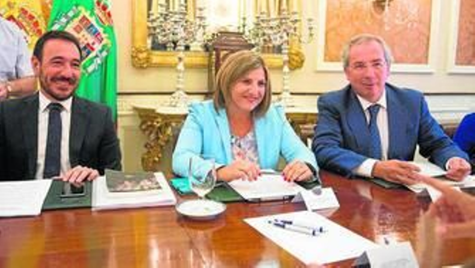Fernando López Gil, Irene García y Javier de Torre, ayer tras la reunión del CES.