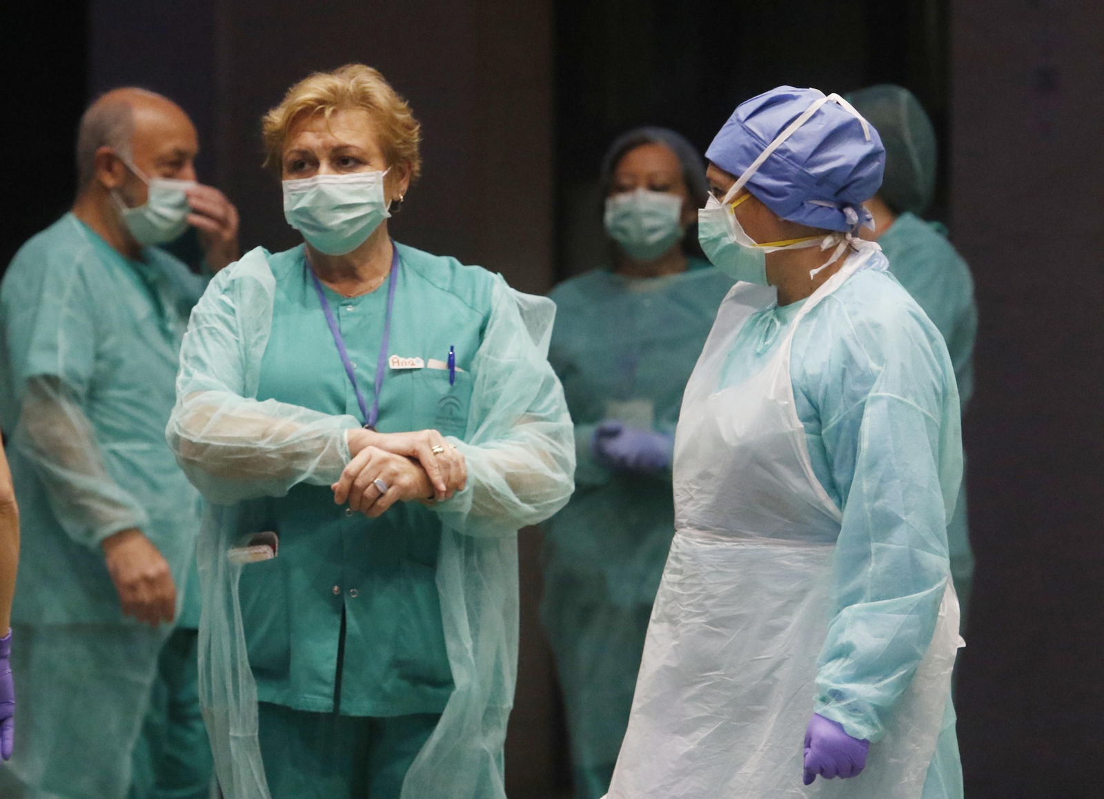 Los profesionales del Hospital Reina Sofía de Córdoba devuelven los aplausos de los cordobeses