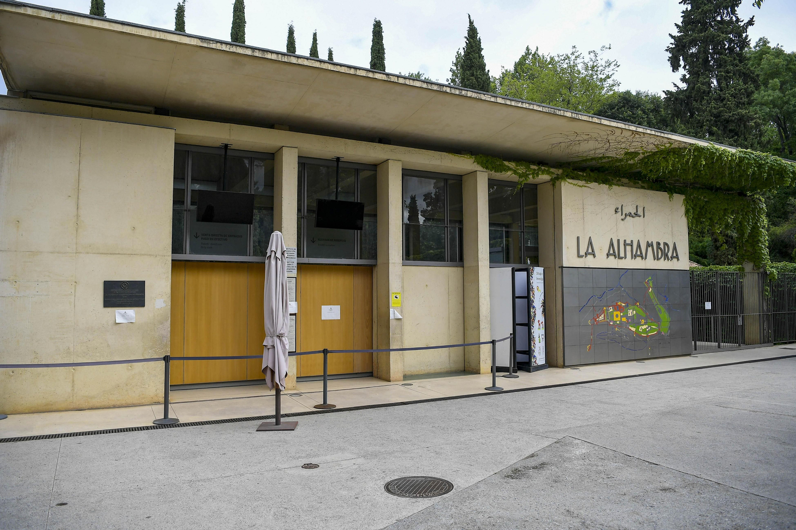 Imagen de la entrada principal a la Alhambra.