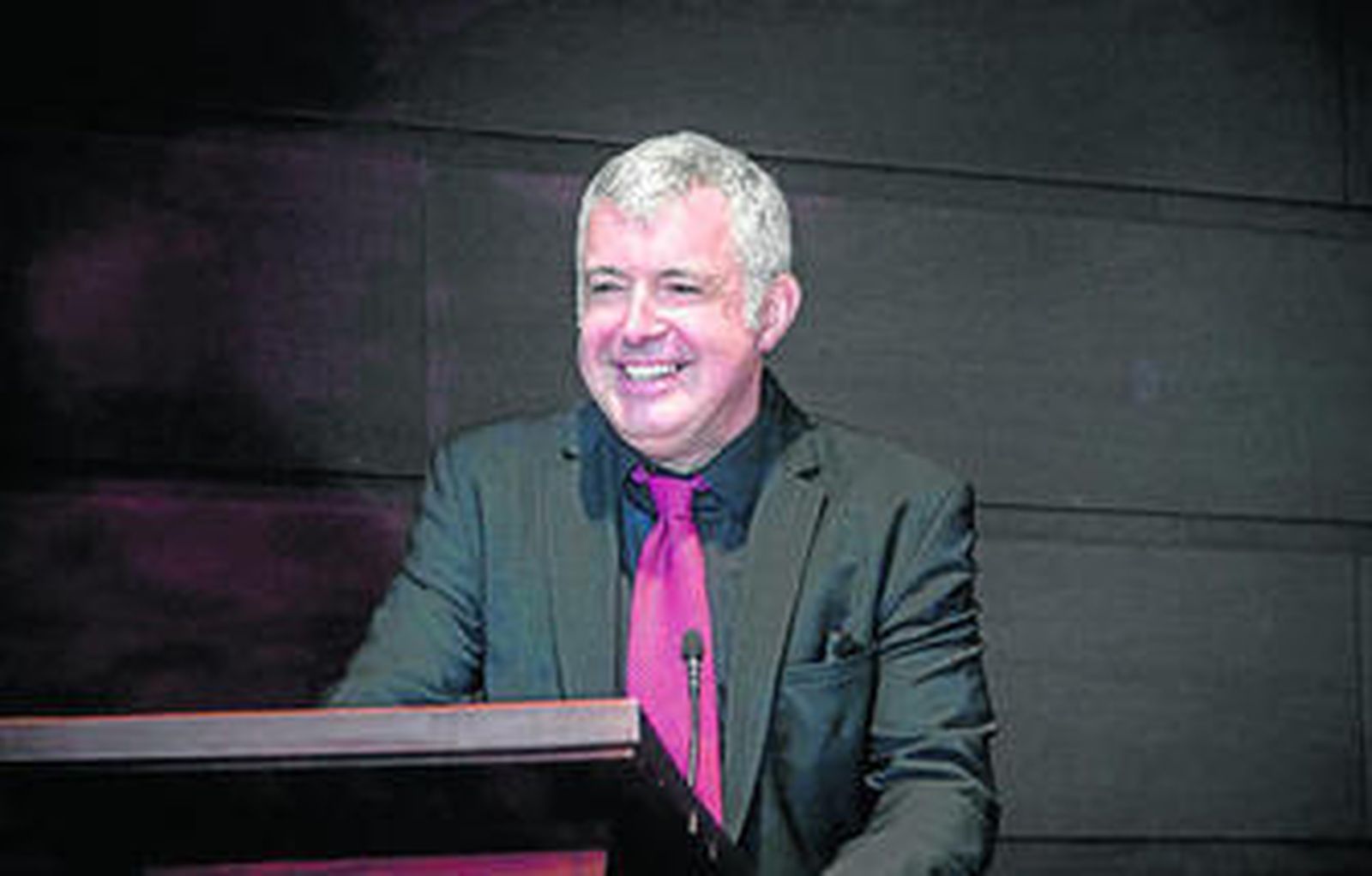 El periodista y escritor Xavier B. Fernández al recoger en Cádiz el premio, que publica Alianza.