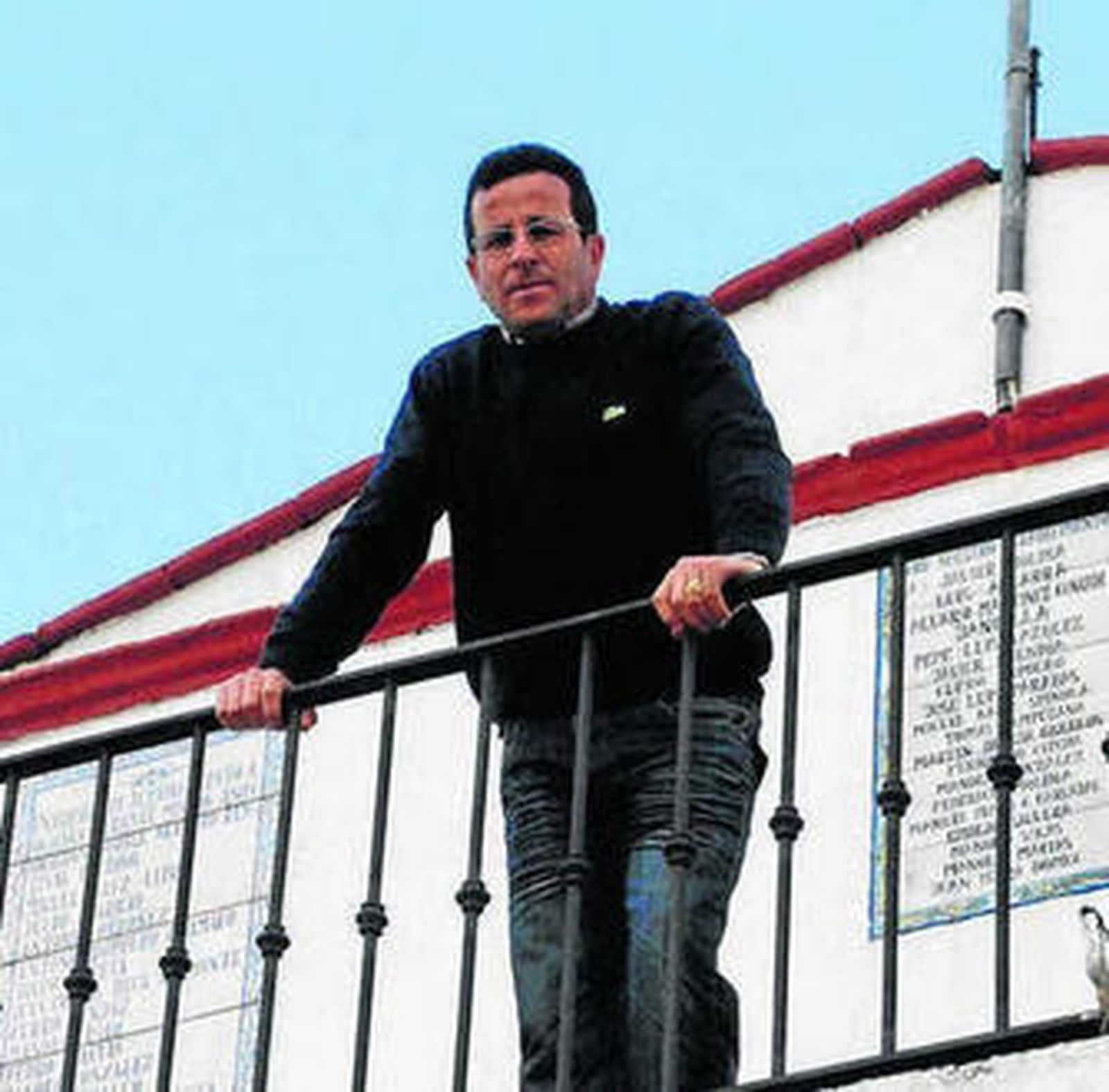 Domingo Moya, infatigable en su lucha por Higuera . A la derecha, Jorge Buendía, empresario onubense.