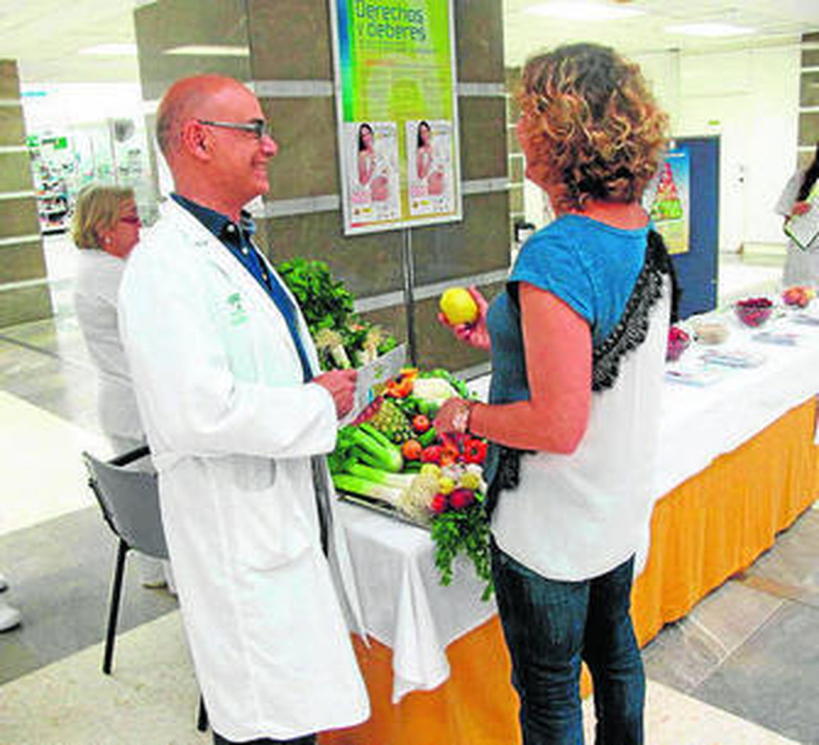 El doctor Juan José Silva informa a una usuaria.