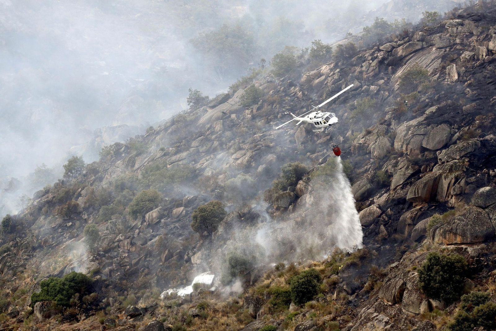 Un helicóptero en labores de extinción de un incendio  forestal.