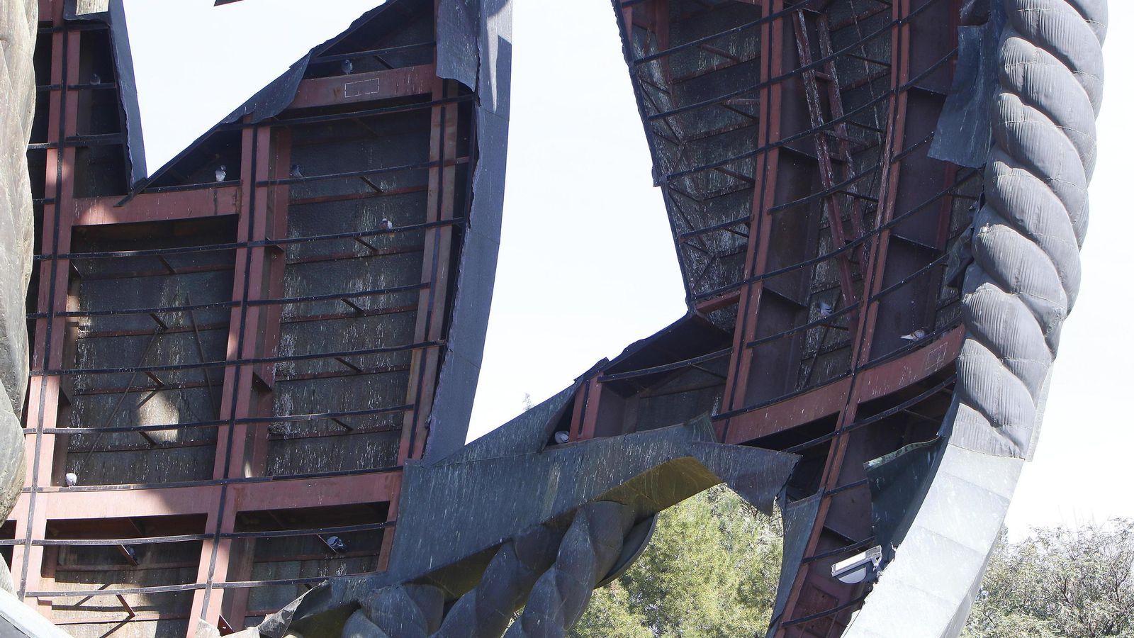 Piezas sustraídas del interior de la escultura.