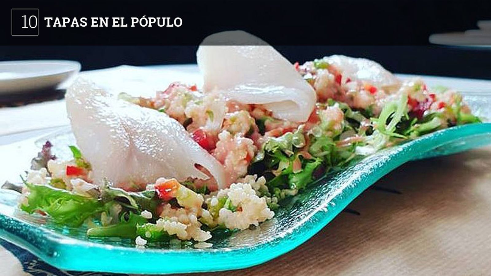 Garage Bistro&Bar acaba de renovar su carta de cara a la temporada de verano, aunque la principal novedad está en la creación de una segunda carta: la de tapas. El establecimiento nunca había ofrecido este popular formato; lo hará ahora, tanto en su barra como en la terraza de la plaza de San Martín, a los pies de la Casa del Almirante. La nueva carta de tapas del establecimiento ofrece, entre otras especialidades,  una ensaladilla clásica de ahumados con mayonesa de piquillos y polvo de aceitunas negras; papas aliñadas al estilo bistró; una ensalada con brotes, pollo asado, queso payoyo y mayonesa de la casa  y albóndigas de pollo de corral ahumado con salsa de zanahoria.