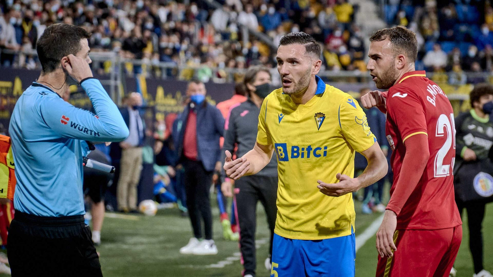 Partido de fútbol entre el Cádiz CF y el Getafe CF.
