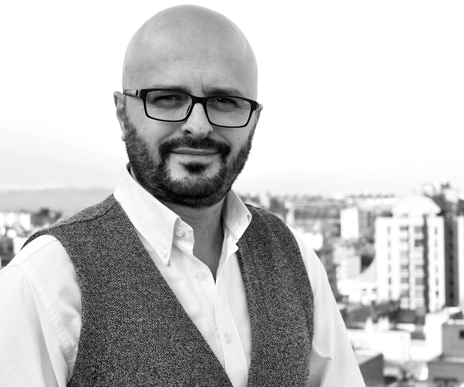 El novelista Javier Márquez Sánchez, en una imagen promocional de 'La ciudad de las almas tristes'.