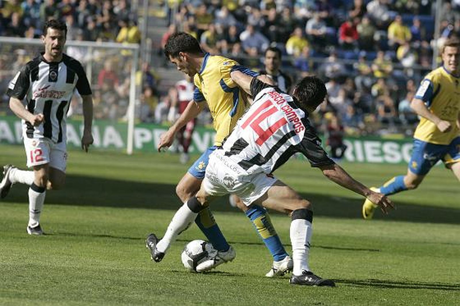 Enrique recibe la presión de Xisco Campos. 

Foto: Jesus Marin