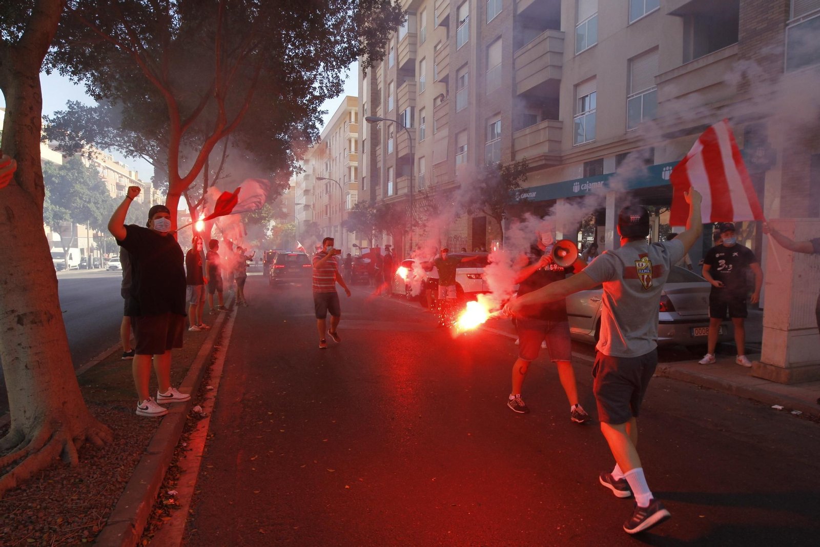 Fotogalería de la afición del Almería antes del partido ante el Girona