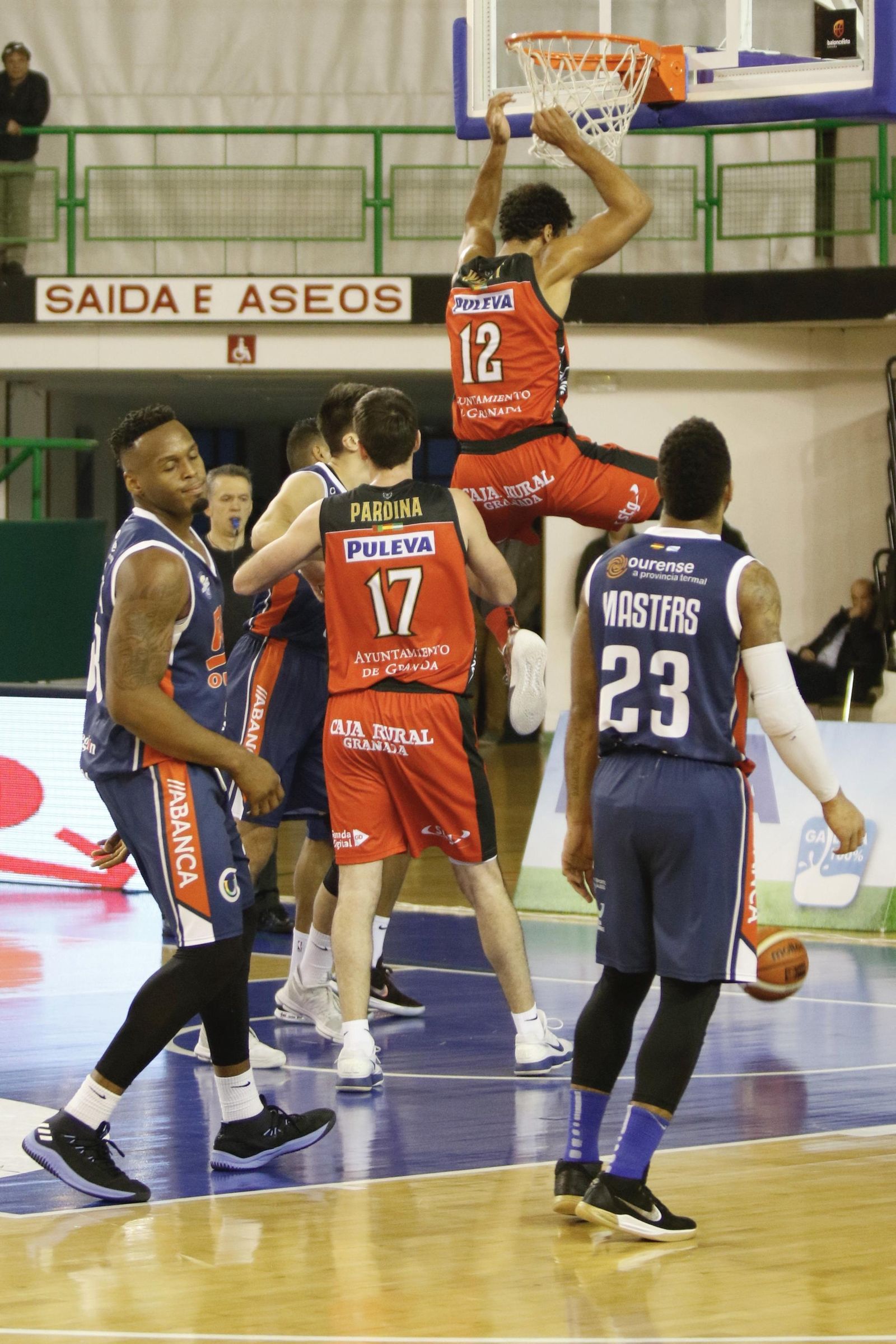 Wright machaca el aro del Ourense