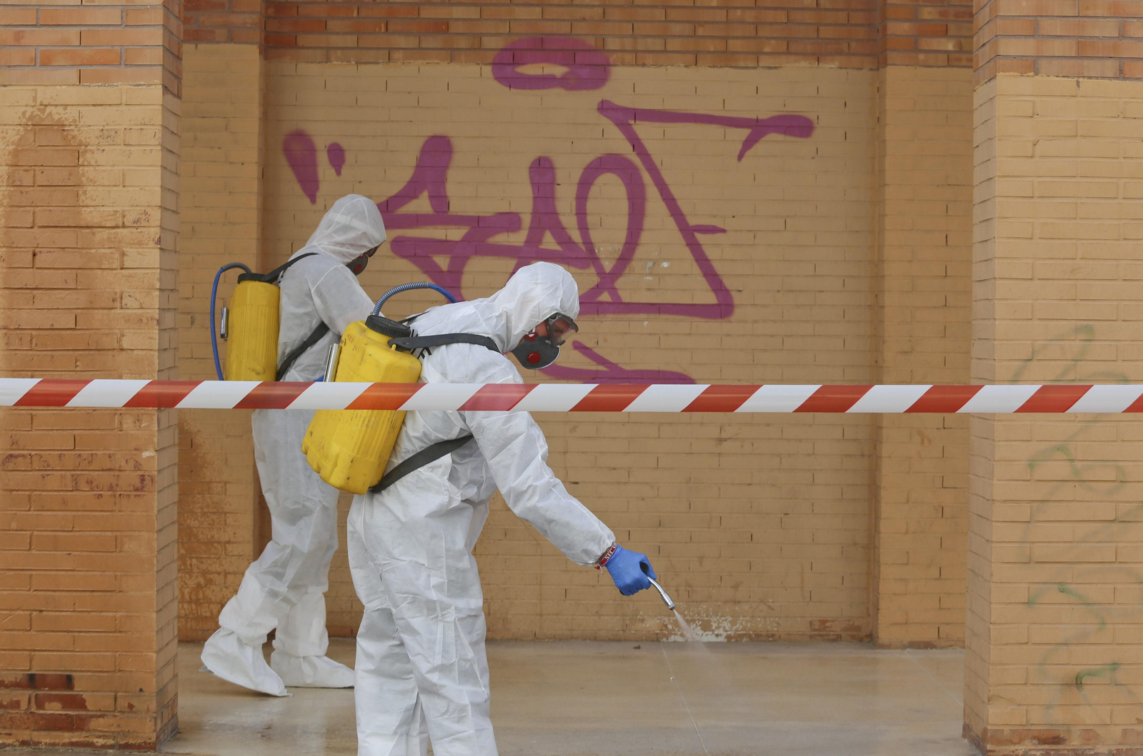 La UME desinfecta en Málaga la estación de autobuses y el puerto, en fotos