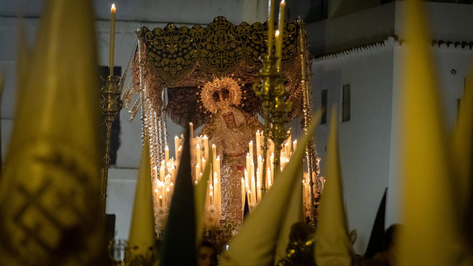 El palio de María Santísima del Rosario en sus Misterios Dolorosos.