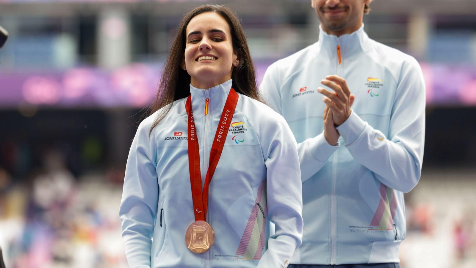 La atleta española Alba García tras conseguir la medalla de bronce en la final de salto de longitud
