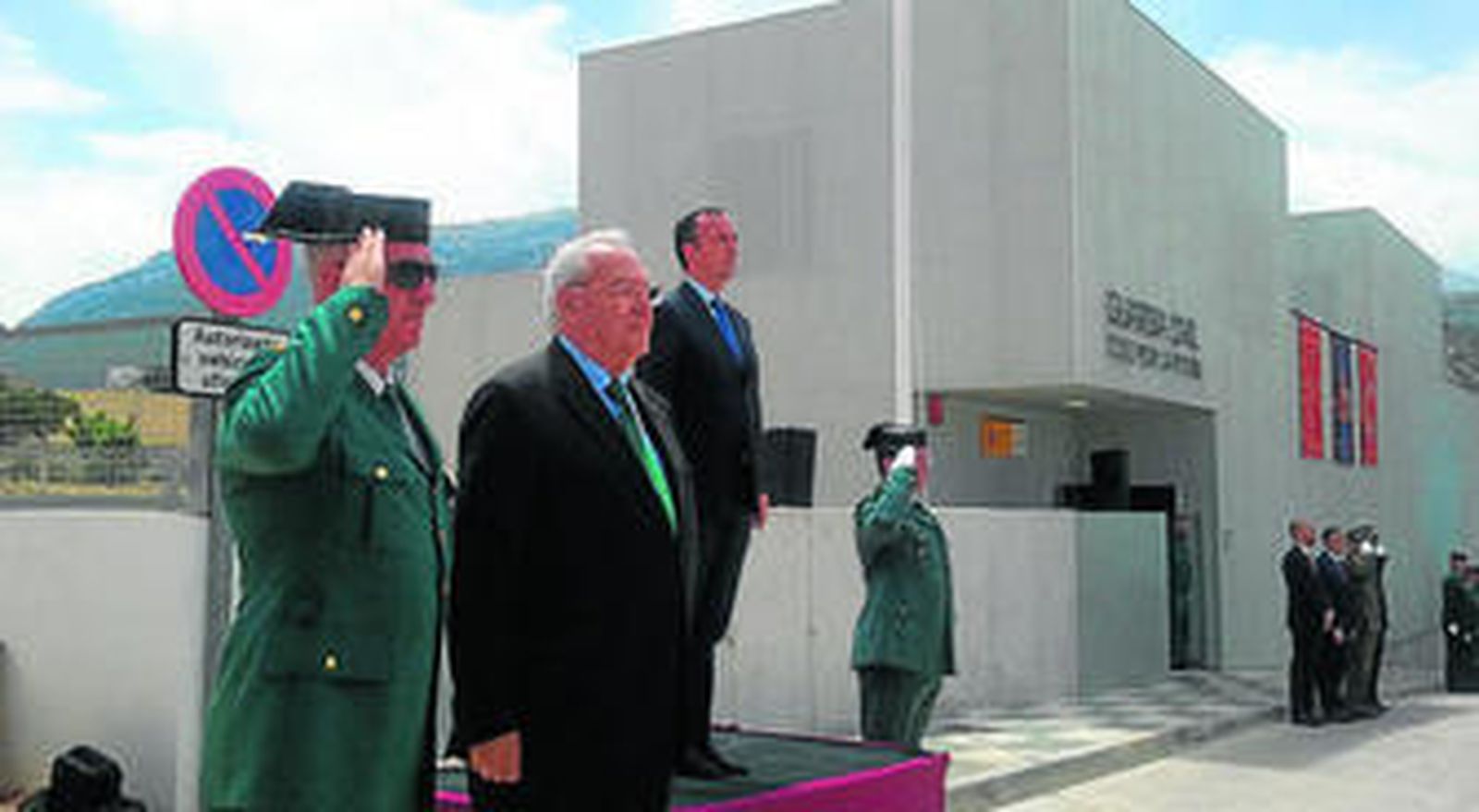 Las autoridades políticas y militares durante la inauguración de las instalaciones.