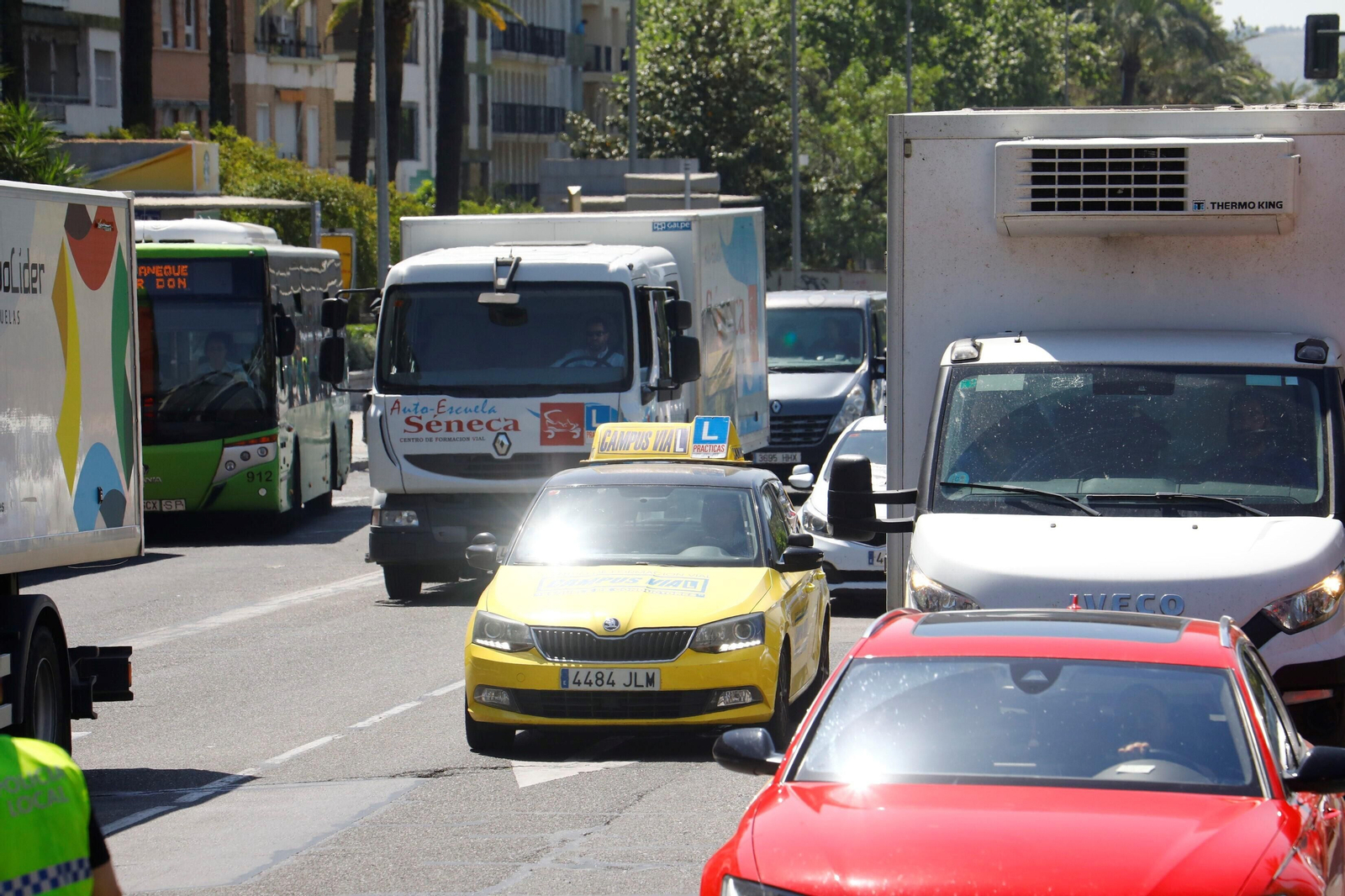 La protesta de las autoescuelas de Córdoba, en imágenes