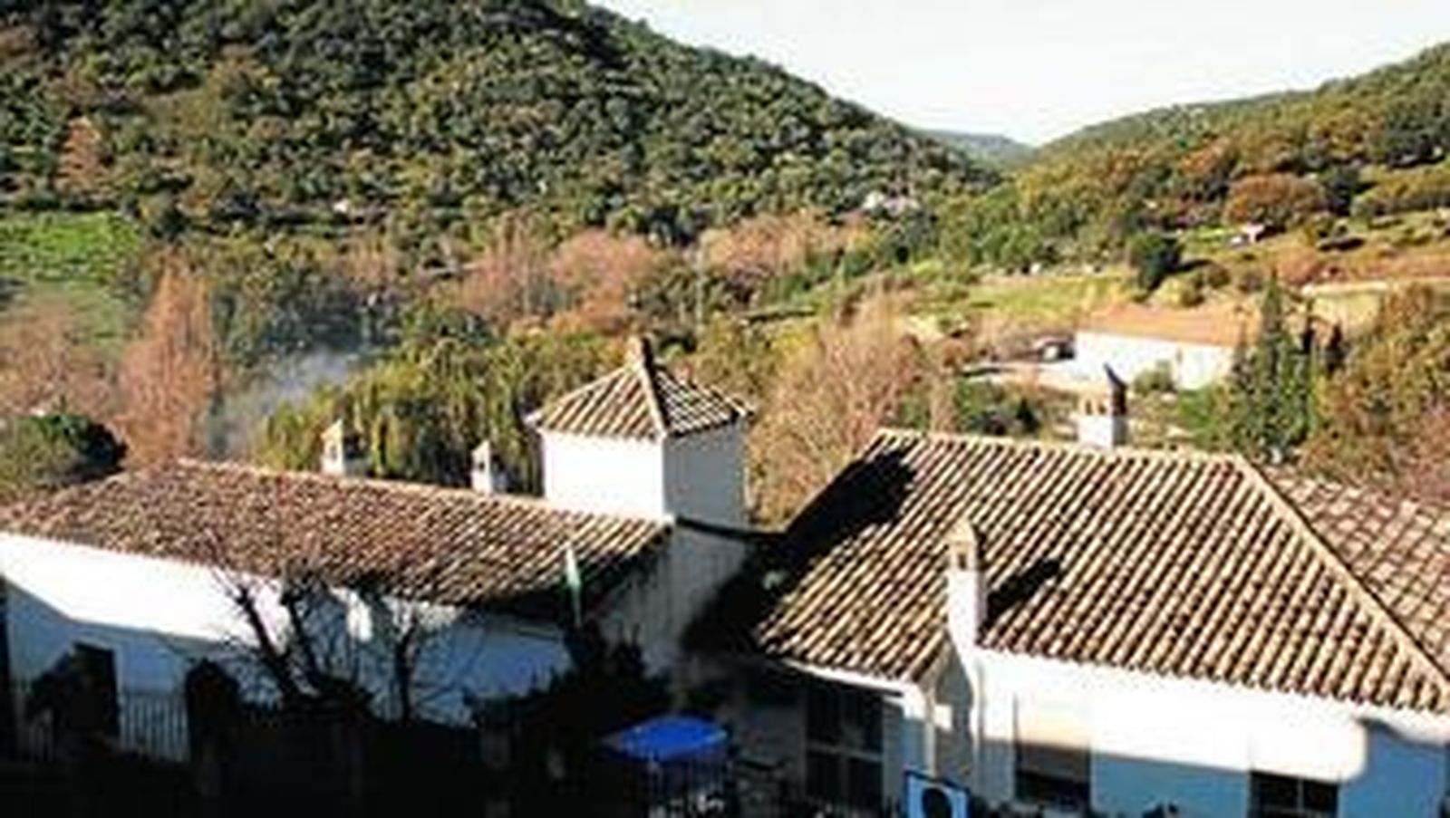 Vistas del entorno del parque natural de Grazalema desde la vivienda bioclimática, en Benamahoma.