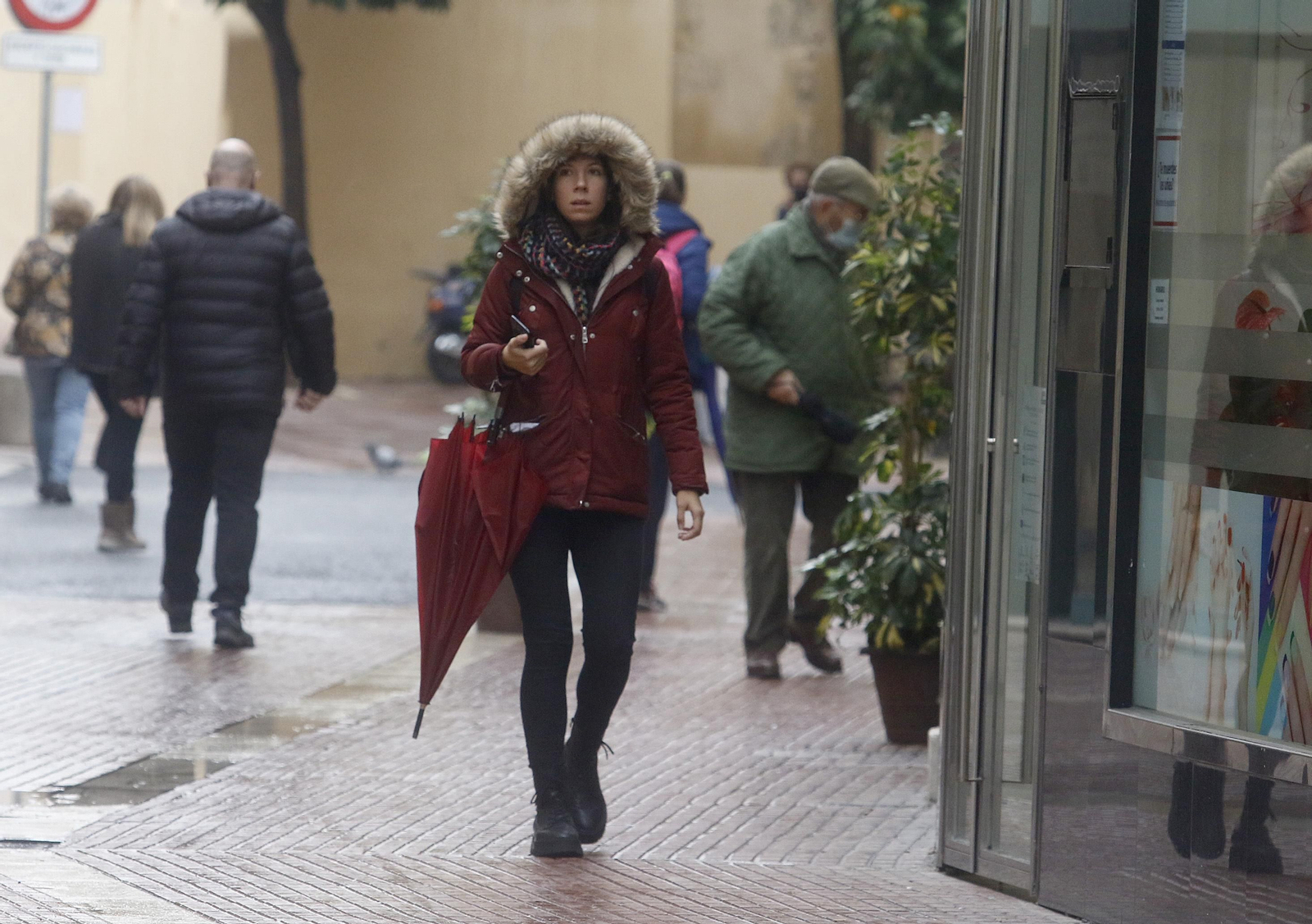 Varias personas caminan en Córdoba.