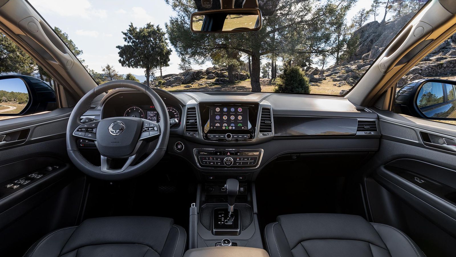 Visto desde esta perspectiva, el Musso Sports podría pasar por un Rexton. Para ser un coche de trabajo ofrece cierto refinamiento. Visto desde esta perspectiva, el Musso Sports podría pasar por un Rexton. Para ser un coche de trabajo ofrece cierto refinamiento.