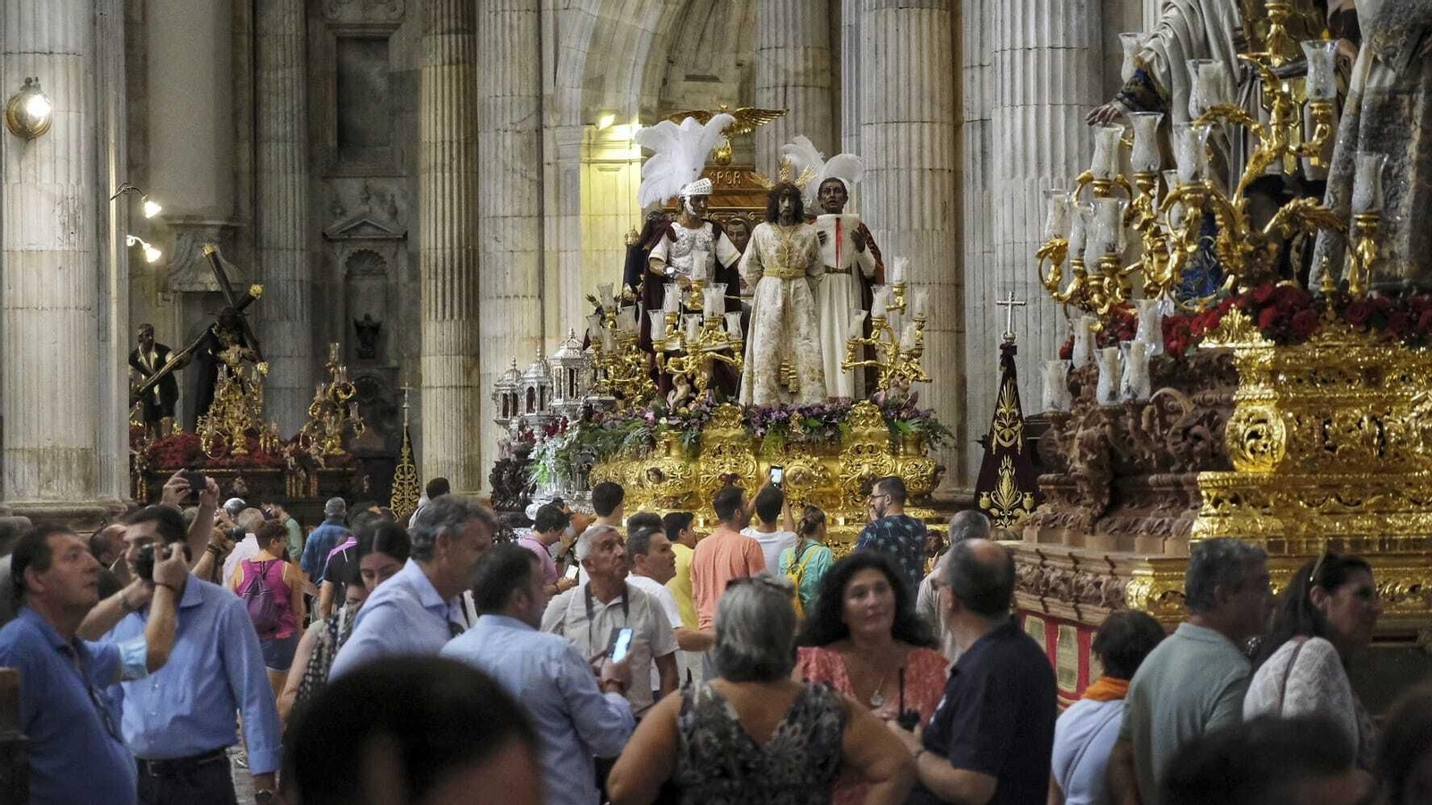 Magna Cádiz 2022: Lleno en la Catedral de Cádiz para ver los 17 pasos