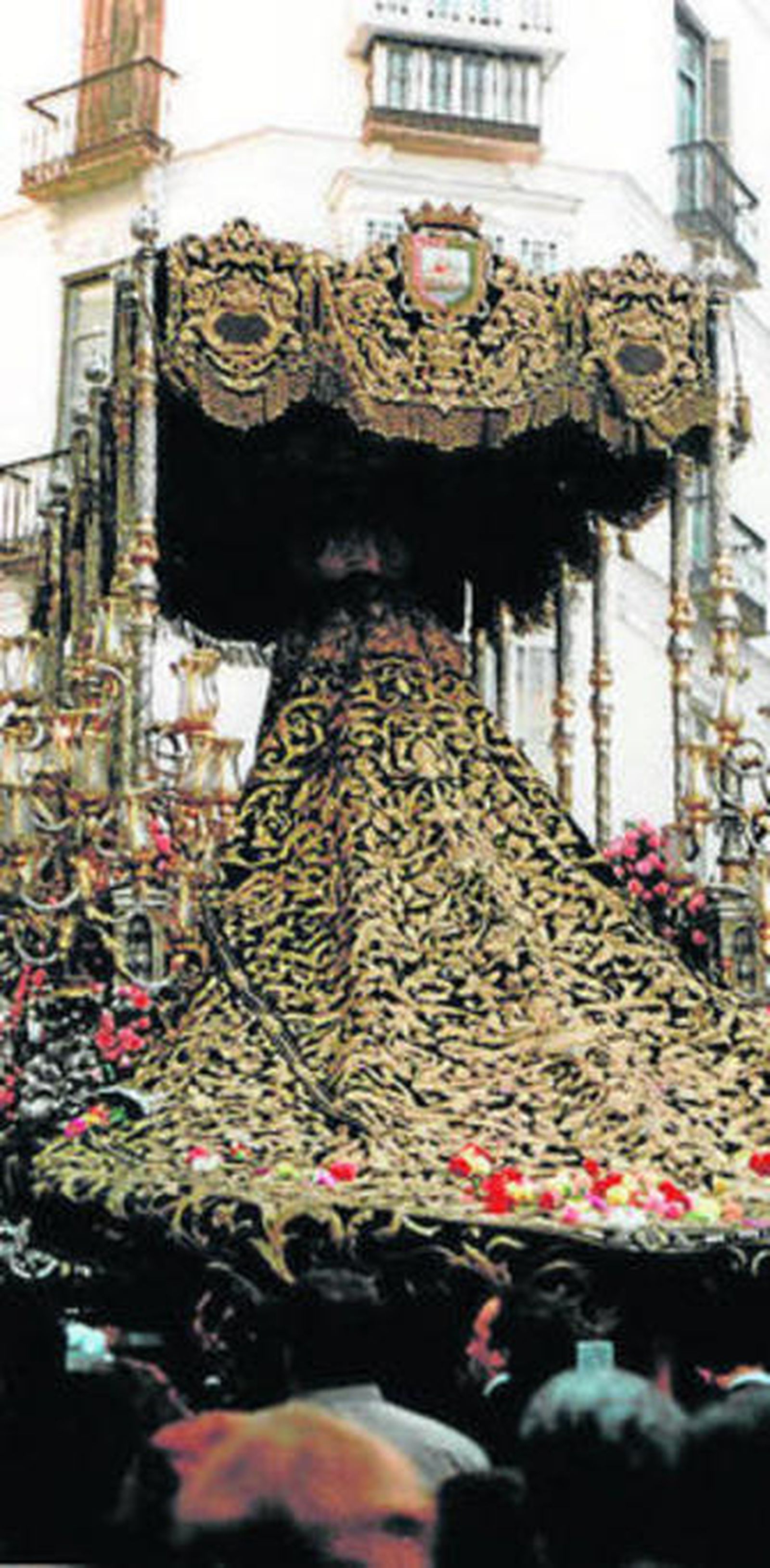 Manto de los Dolores Coronada.