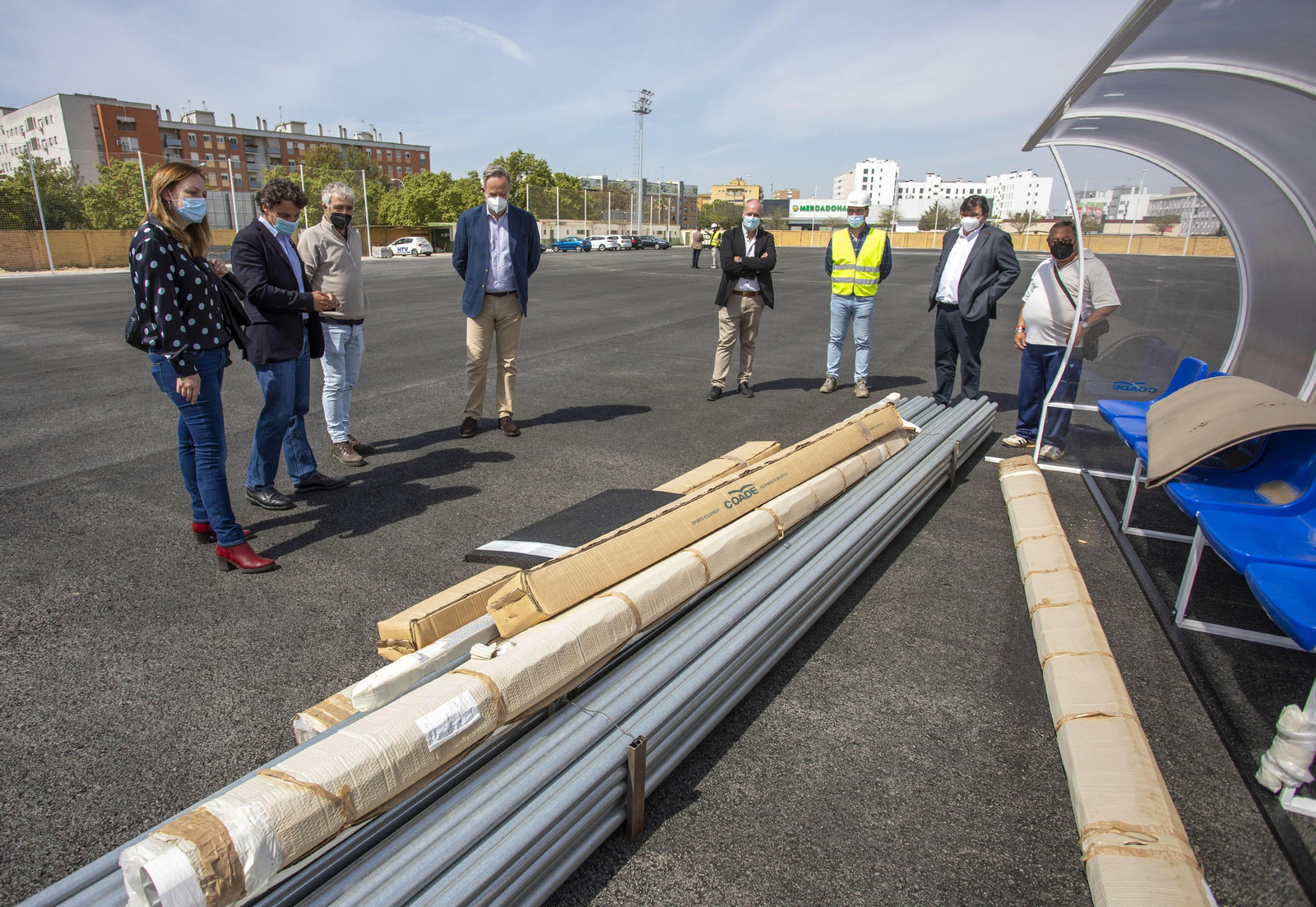 Un momento de la visita a las obras del campo de fútbol de El Torrejón.
