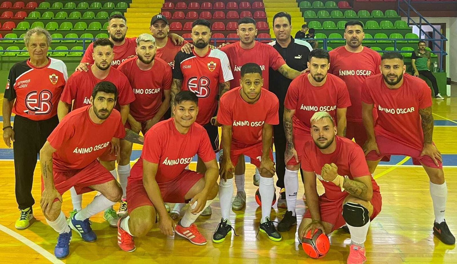 El Sentimiento Rojiblanco posa antes de un partido