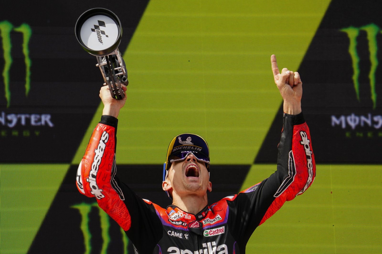 Las cariñosas fotos de Piqué, Clara Chía en el Mundial de Motos en Montmeló