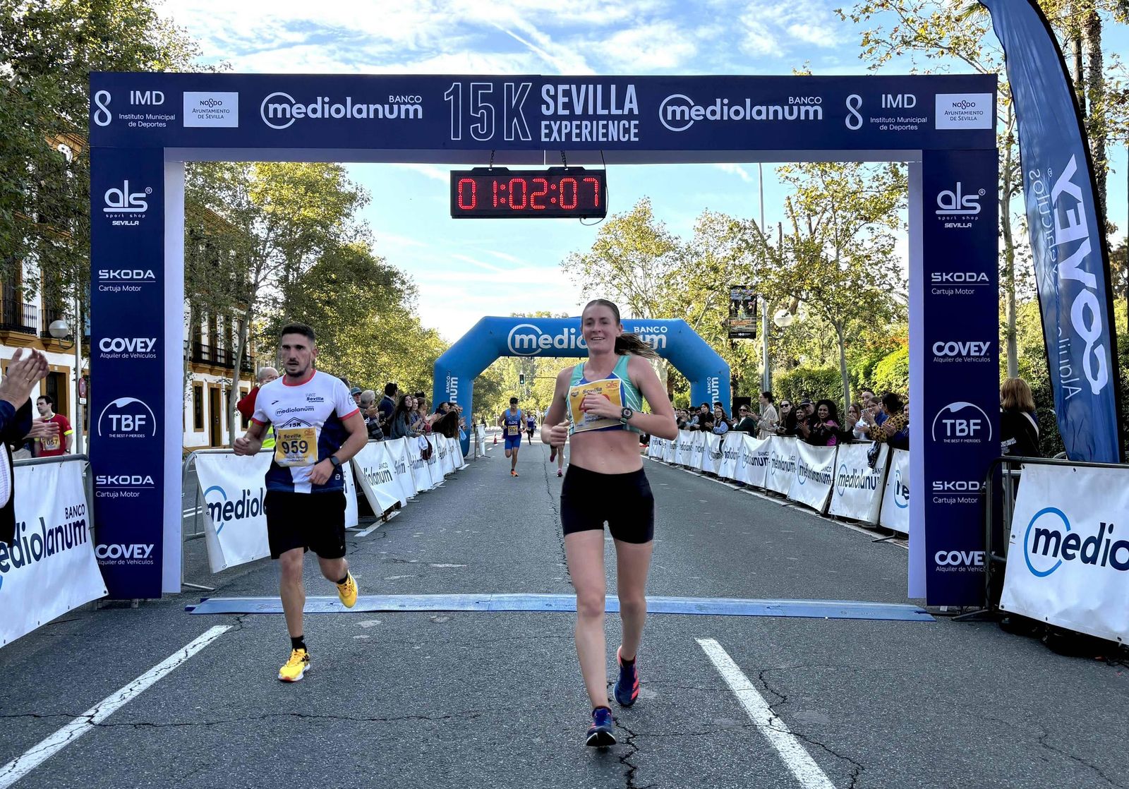 Cintia Sánchez entra en la meta como ganadora de la prueba femenina.