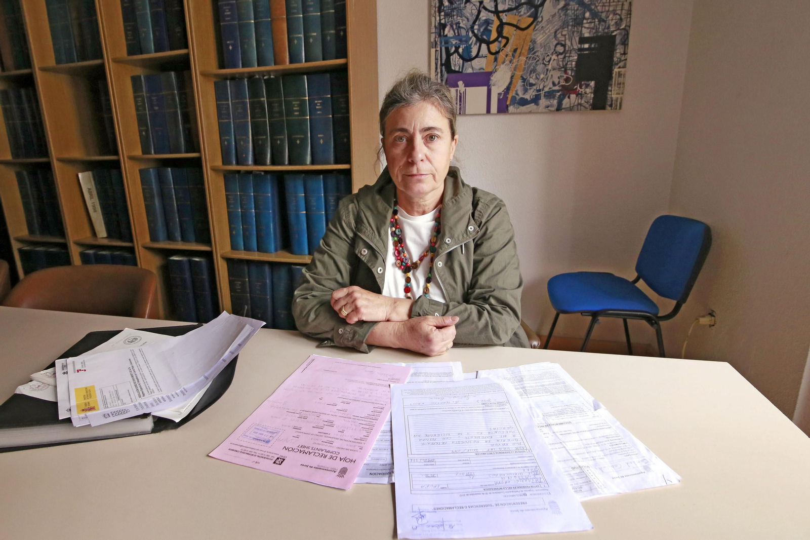 Laura Ravazzini con documentación de sus inmuebles, durante la entrevista.